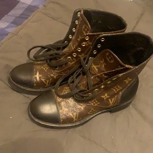 Gently worn Authentic Louis Vuitton Boots for Women. Size 8.